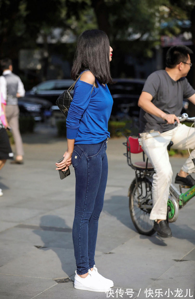 长袖衫 爱穿透明牛仔裤的女生，不仅穿搭的简约，更凸显出自信与个性的美