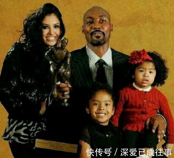 碧昂丝|瓦妮莎全家出游,大女儿脏辫抢眼,两小女儿神似科比!