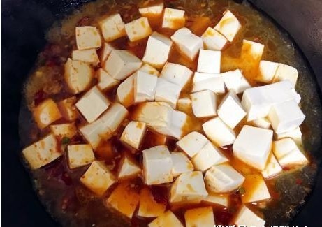 红烧豆腐时,有人先煎有人直接炖,教你正确做法,豆腐更入味