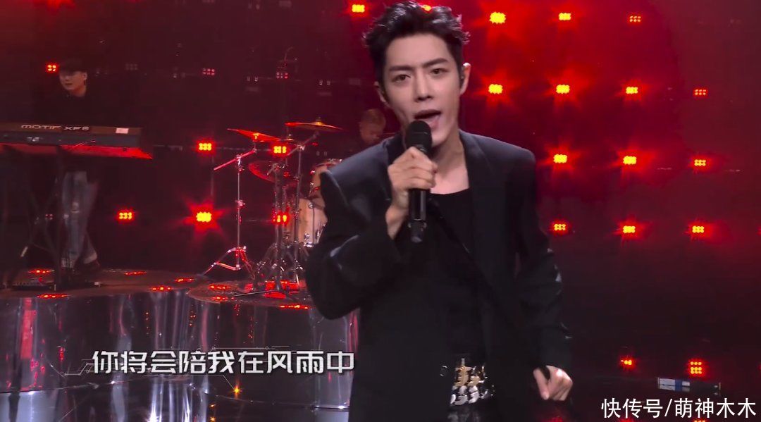 肖战连登三台春晚节目，跟黑豹乐队大玩摇滚炸街，五套造型换不停