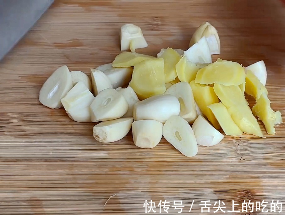 红线椒|把啤酒倒入猪肝中，这种做法真是太厉害了，出锅满屋飘香，真解馋