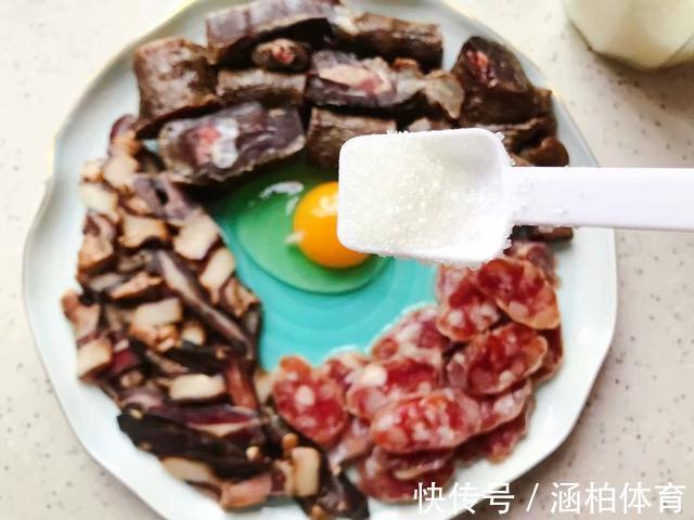 解馋|家常腊味三拼,加入一个鸡蛋蒸一蒸就上桌,简单又解馋