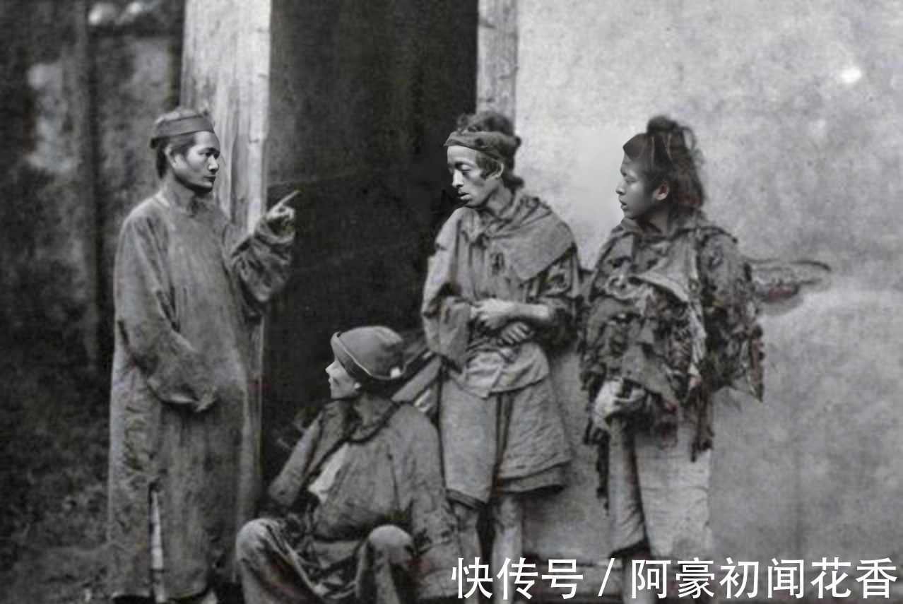 天良!同治年间,俩乞丐街头耍“人面蛇”,真相令人胆寒:此非蛇而是人