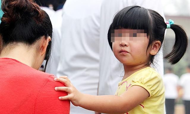 父母|女孩就应该听话懂事？8岁女儿在学校被欺负，宝妈：后悔教她乖巧