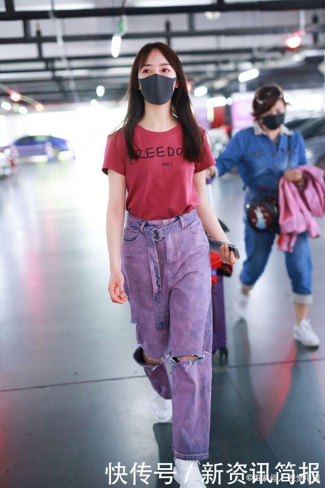 秦牛正威穿粉色T恤搭配紫色破洞牛仔裤,清新唯美,潮流又时尚