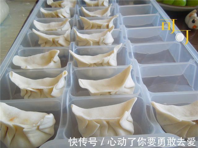 天气凉快起来,包点三鲜饺子当早餐,比每天啃面包舒服得多