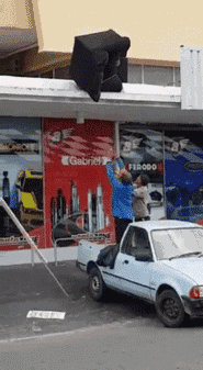 |搞笑GIF:女孩出门一定要注意 别被人偷走东西了都不知道