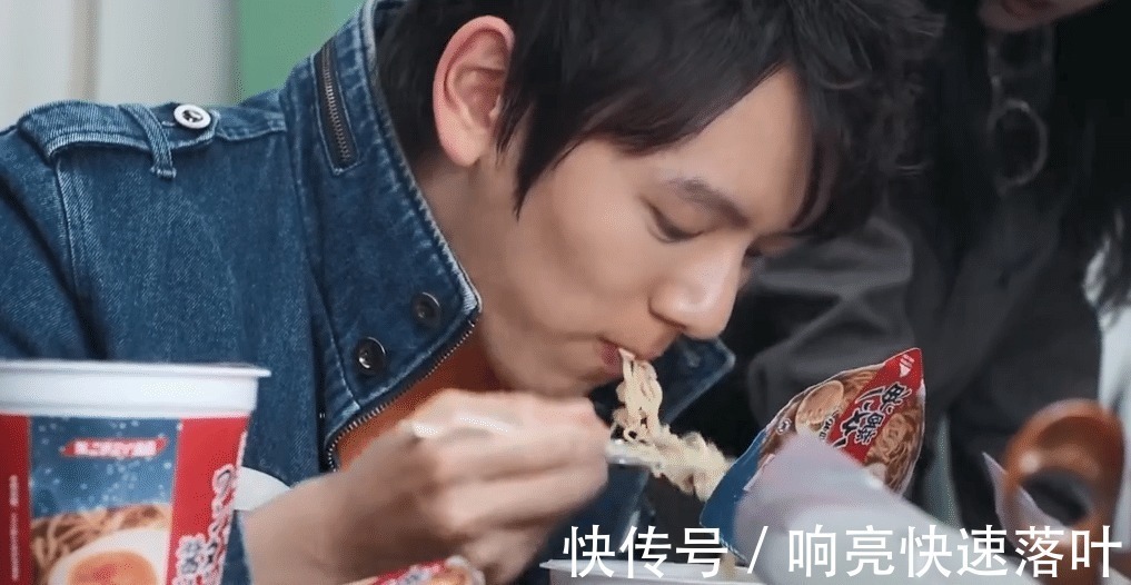 军械库|泽塔奥特曼朝仓陆和夏川遥辉大口吃泡面,奥特曼人间体都贪吃