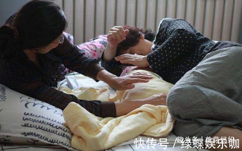 奶奶|宝宝跟奶奶睡觉从来不哭,妈妈偷扒门缝怒了:脸不要了?