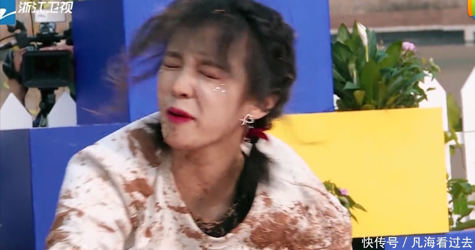 杨颖被新人用枕头打脸,看了跑男工作人员的回应,娱乐圈果然现实