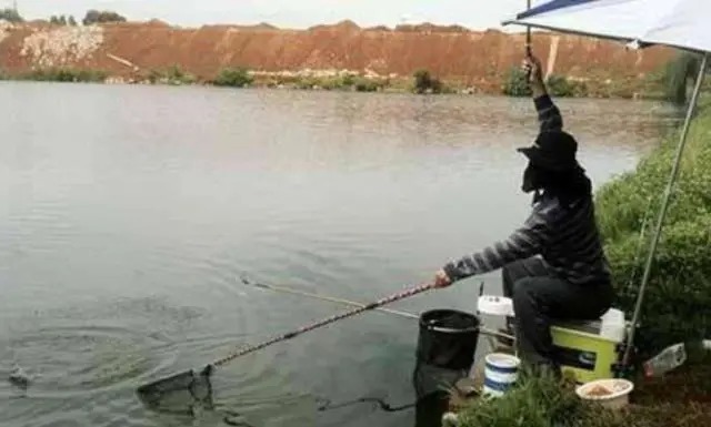 冬钓鲫鱼,老手用三种方法“看氧”,水中鱼情一看便知!