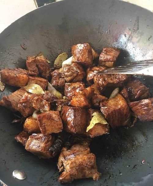 过年炖肉，要想肉质鲜嫩入味，一定要加这两种调料，越炖越香