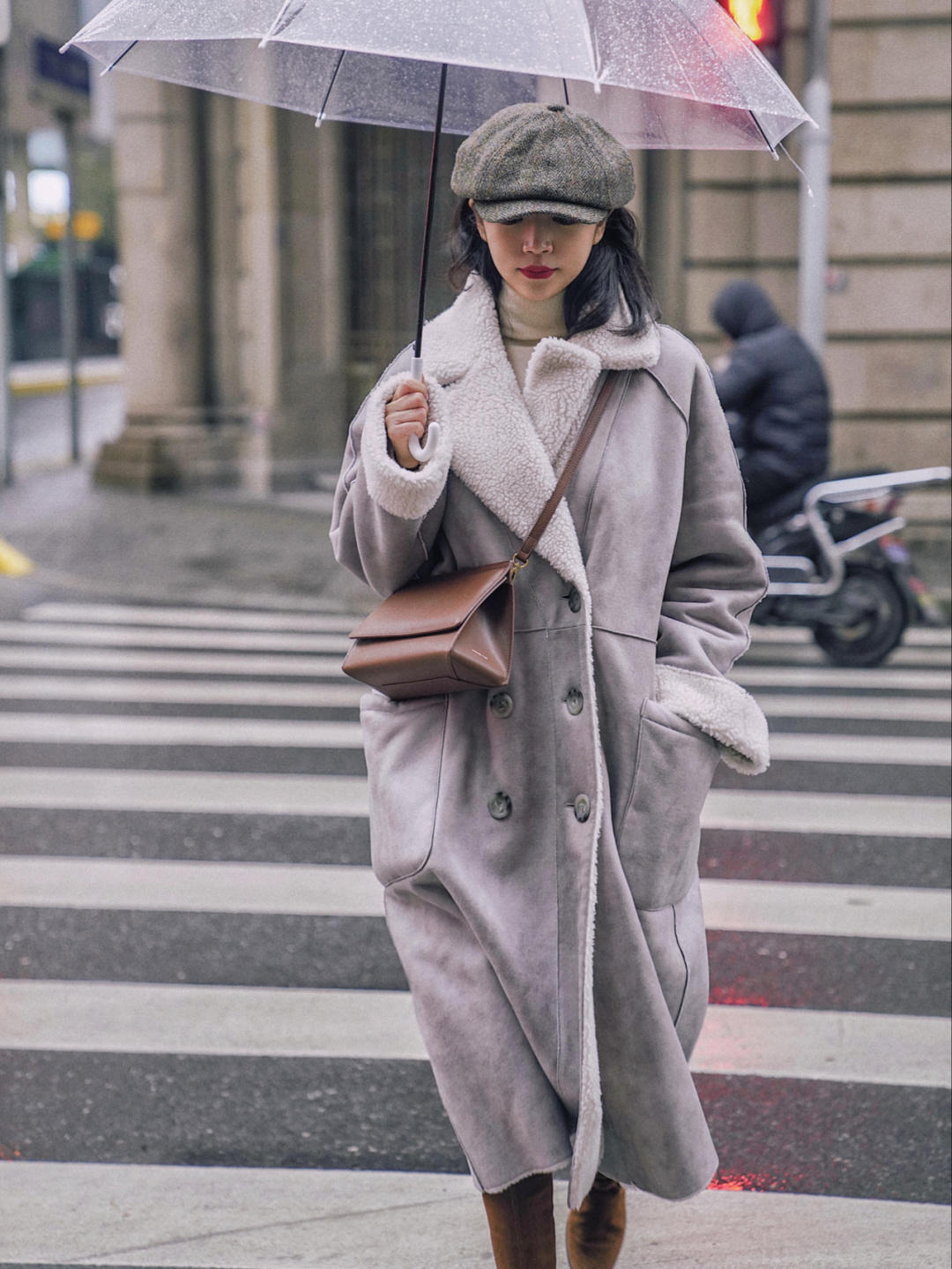 质地 “皮毛一体外套”又火了,这几种搭配保暖又帅气,普通人也能驾驭