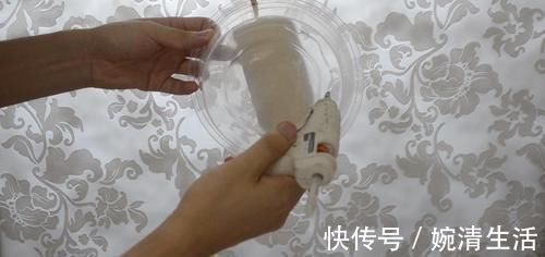 塑料打包盒上穿一根筷子,用途太棒了,解决了很多家庭困扰的烦恼