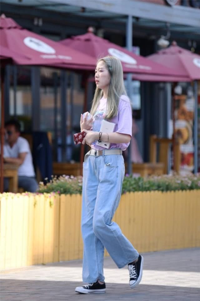 美女休闲风的牛仔裤舒适美观，帅气大方也非常的时尚减龄