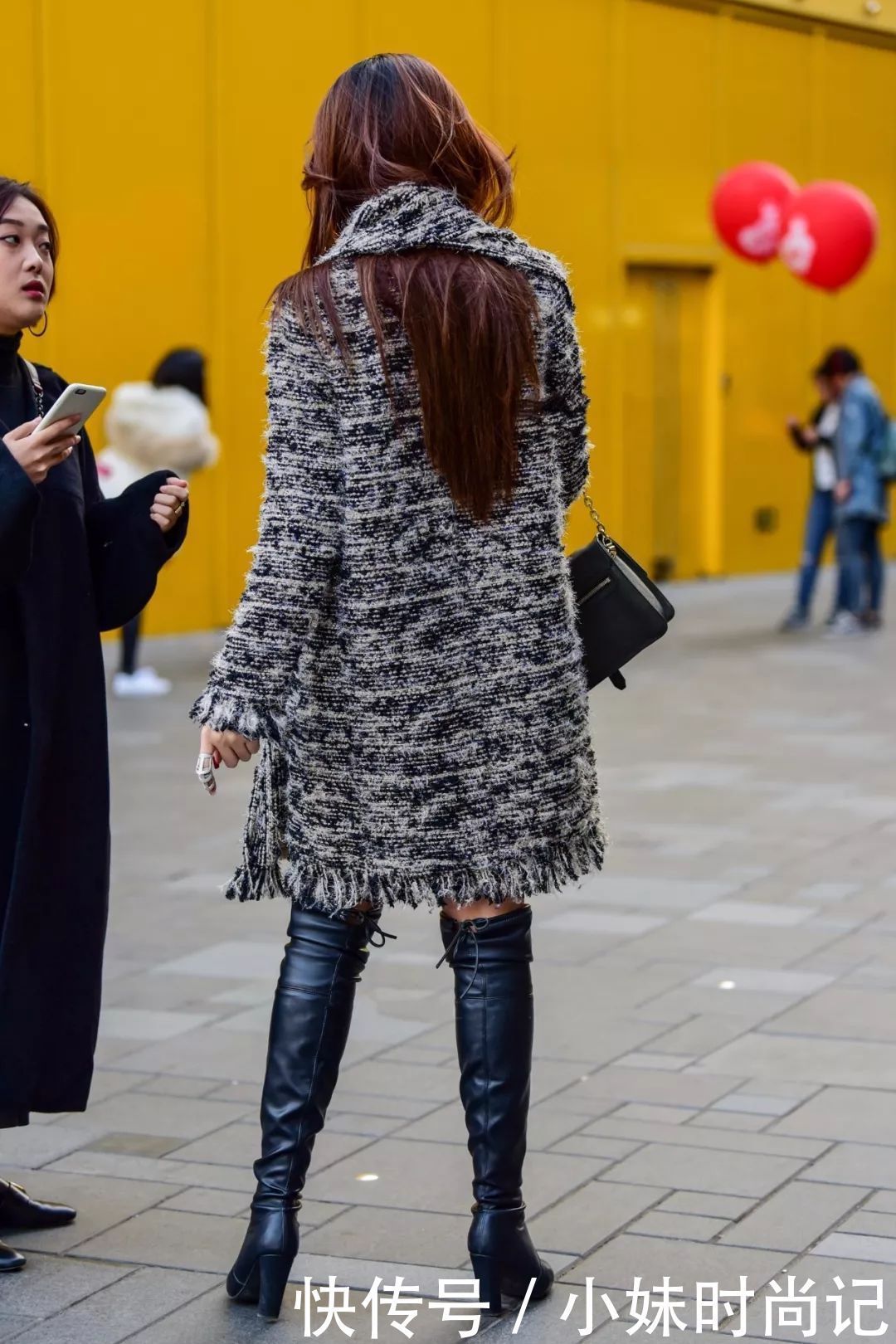 简单|街拍:简单时尚的秋冬穿搭,气质大衣+过膝长靴搭配,温度与风度并存
