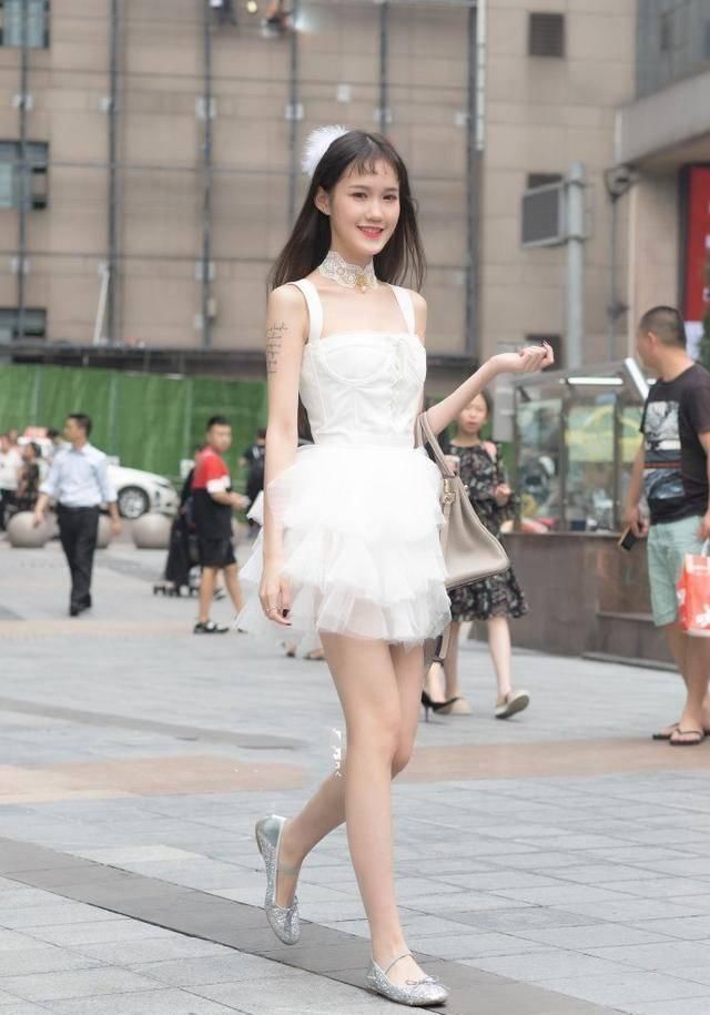 丰满|街拍混血美女小姐姐,身材高挑且丰满,成熟性感又迷人