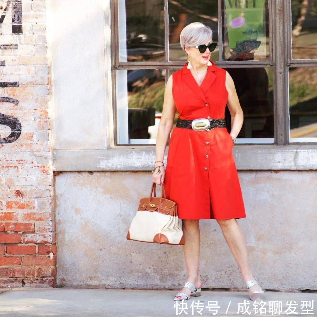 苗条|她是63岁的穿搭博主,皮肤松弛腰身也不苗条,但时尚气质从不输阵