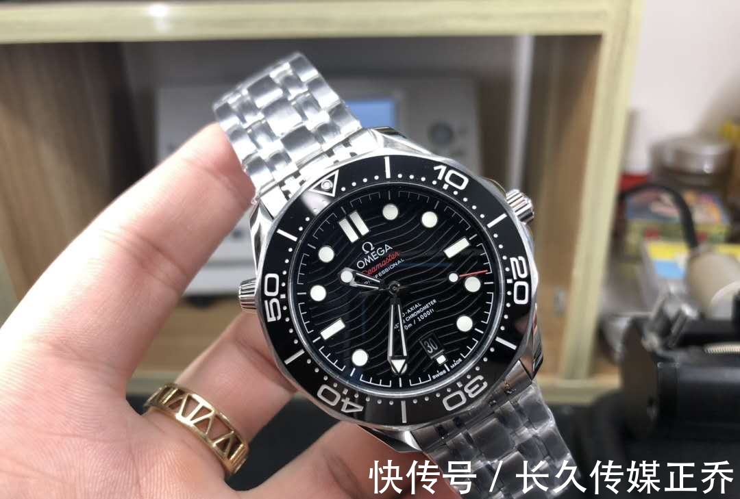 欧米茄|欧米茄海马150和海马300,谁更适合40岁男士