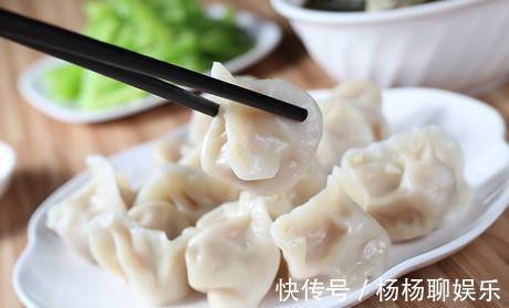 萝卜做馅时,先焯水或者用盐杀水都不对,教你一招,饺子口感特好