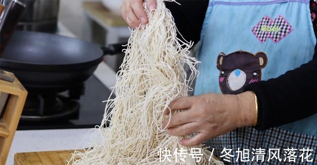 面条这吃法，比卤面香，比汤面省事，饭菜一锅出，冷热都好吃！
