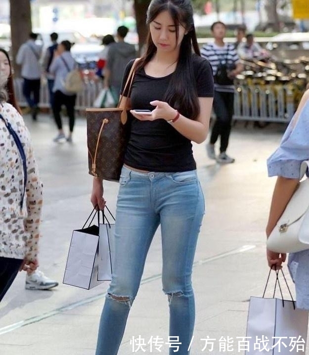 展现|女神穿搭:甜美百搭的牛仔裤美女,展现自然匀称美!