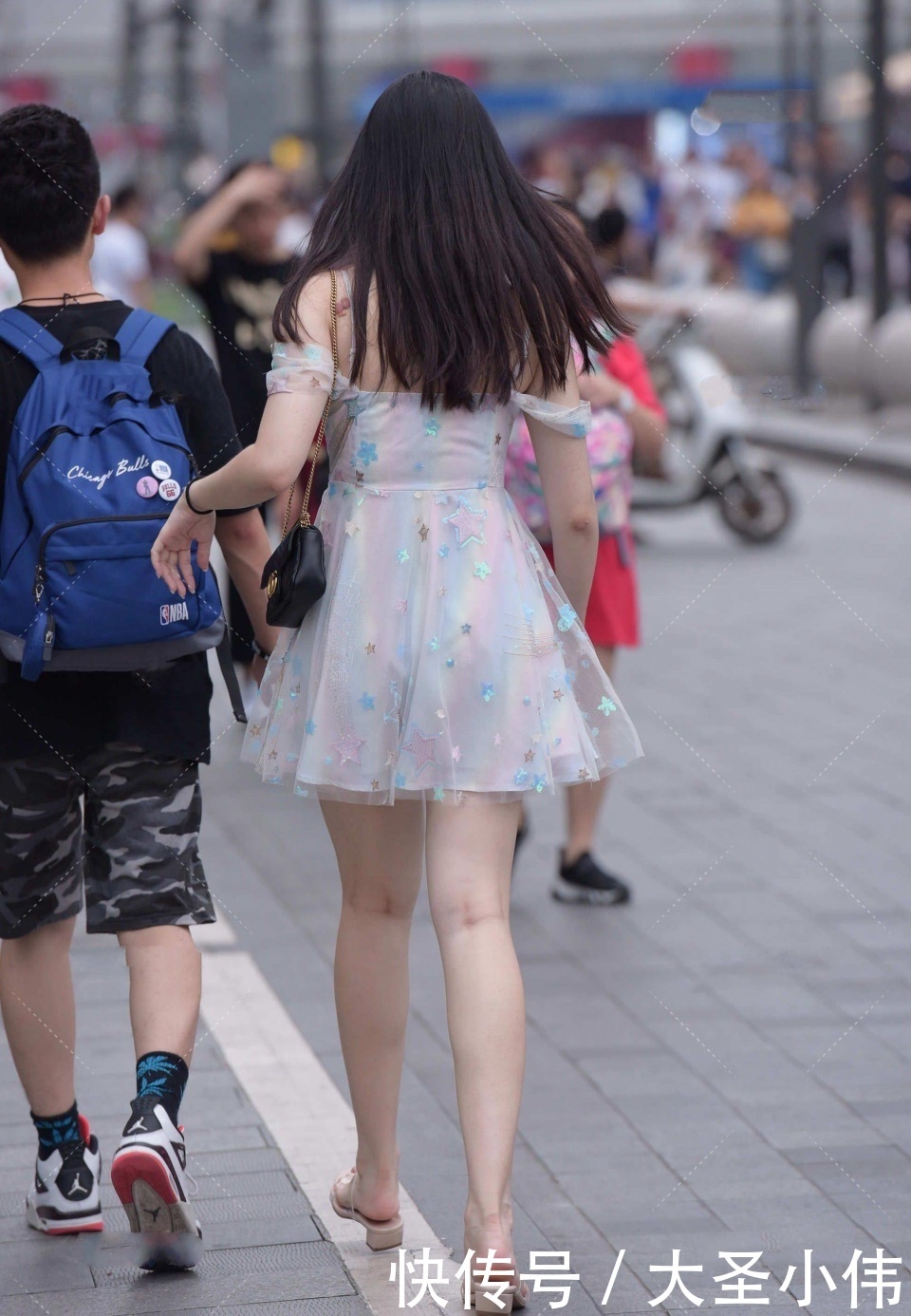 美女街拍：微胖才是女生最美的状态吧！男生都喜欢这种类型吗？我是很喜欢