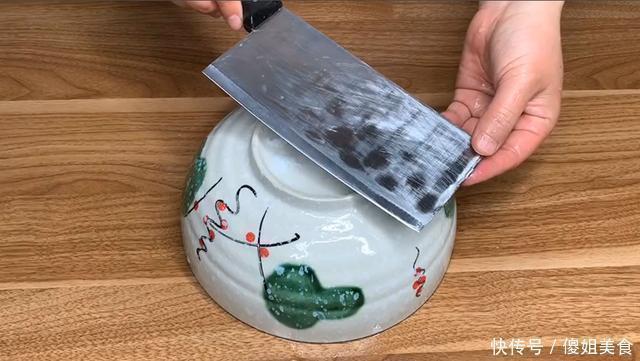 磨菜刀,10个人9人错,用这方法,菜刀立马锋利,比磨刀石还好用