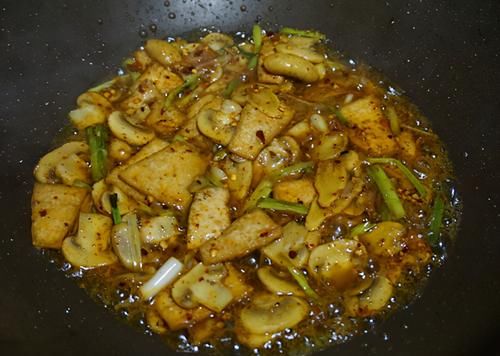 口蘑炒豆腐|快手家常菜,口蘑炒豆腐,步骤简单做法方便,鲜香好吃又下饭