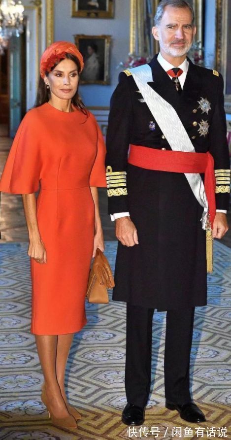 西班牙王后 西班牙王后不容易,红裙配毛领斗篷挺优雅,可光腿穿高跟也太冷了