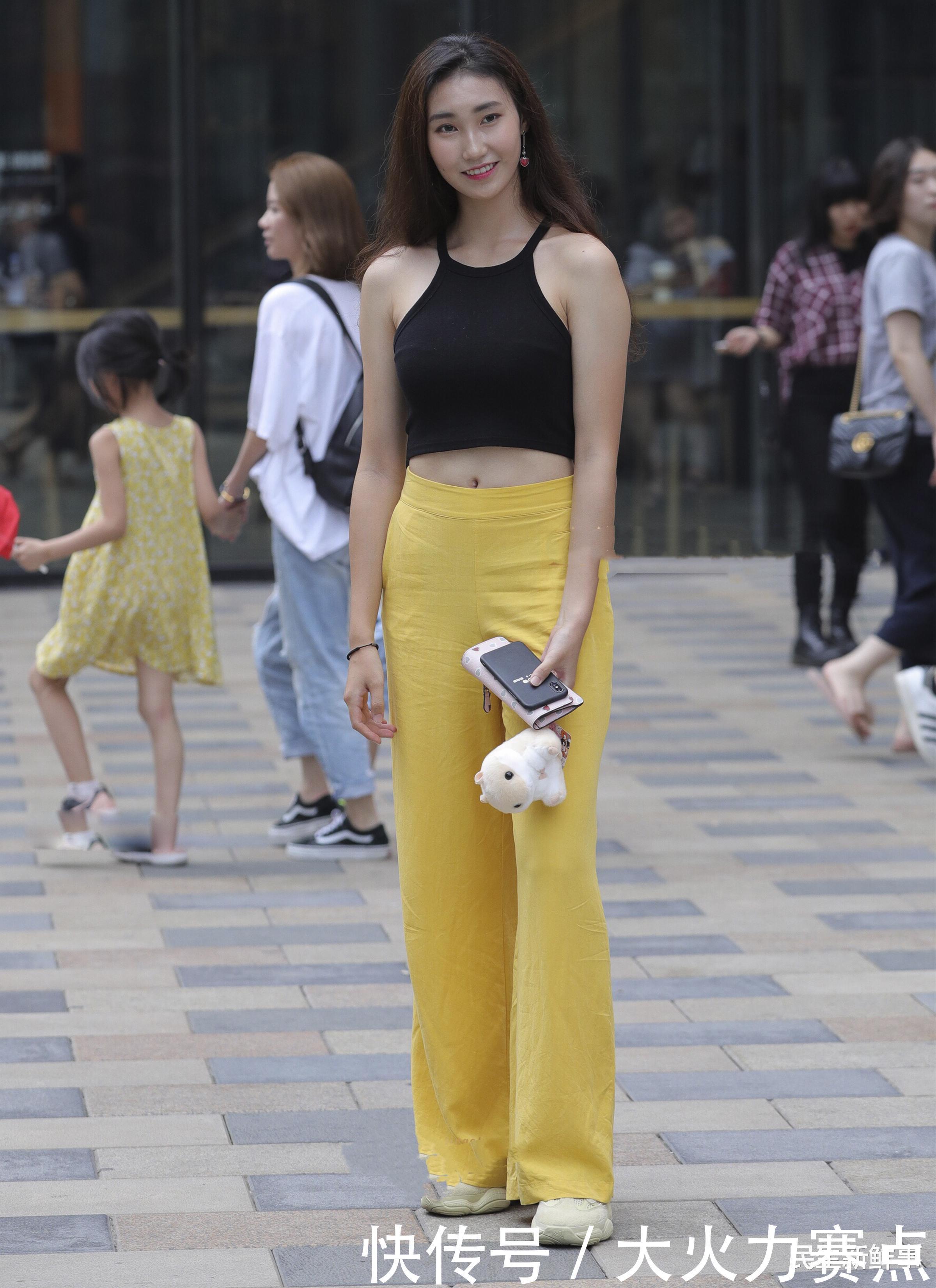 小表妹拼了,为了炫“大长腿”,裤腿中间打“地洞”