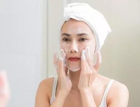  美容师|早晚都要擦精华液？问了美容师，发现我弄错了！效果差还浪费