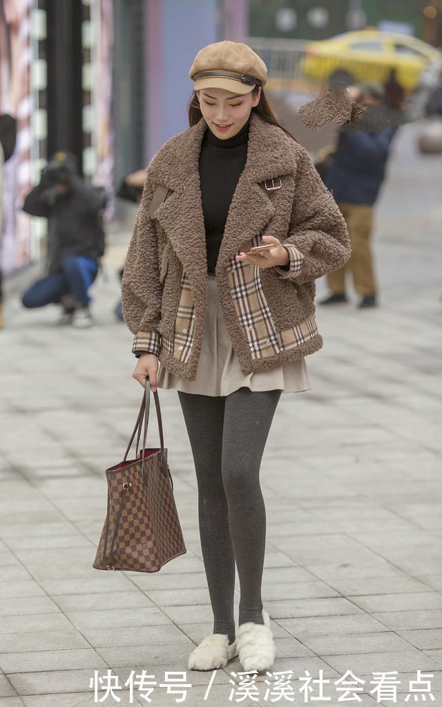 灵动|羊羔毛外套搭配灰色百褶裙,干净优雅,清纯灵动