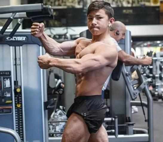 比赛|8岁健身10岁参加比赛，15岁成健美冠军的少年，如今身高让人感慨