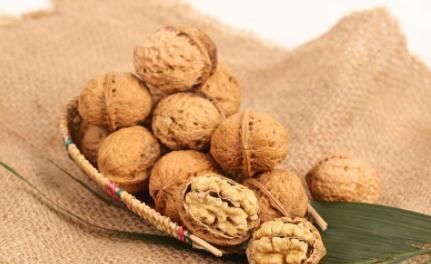 每天早上吃一个核桃,坚持下去,3件“好事”可能会不请自来