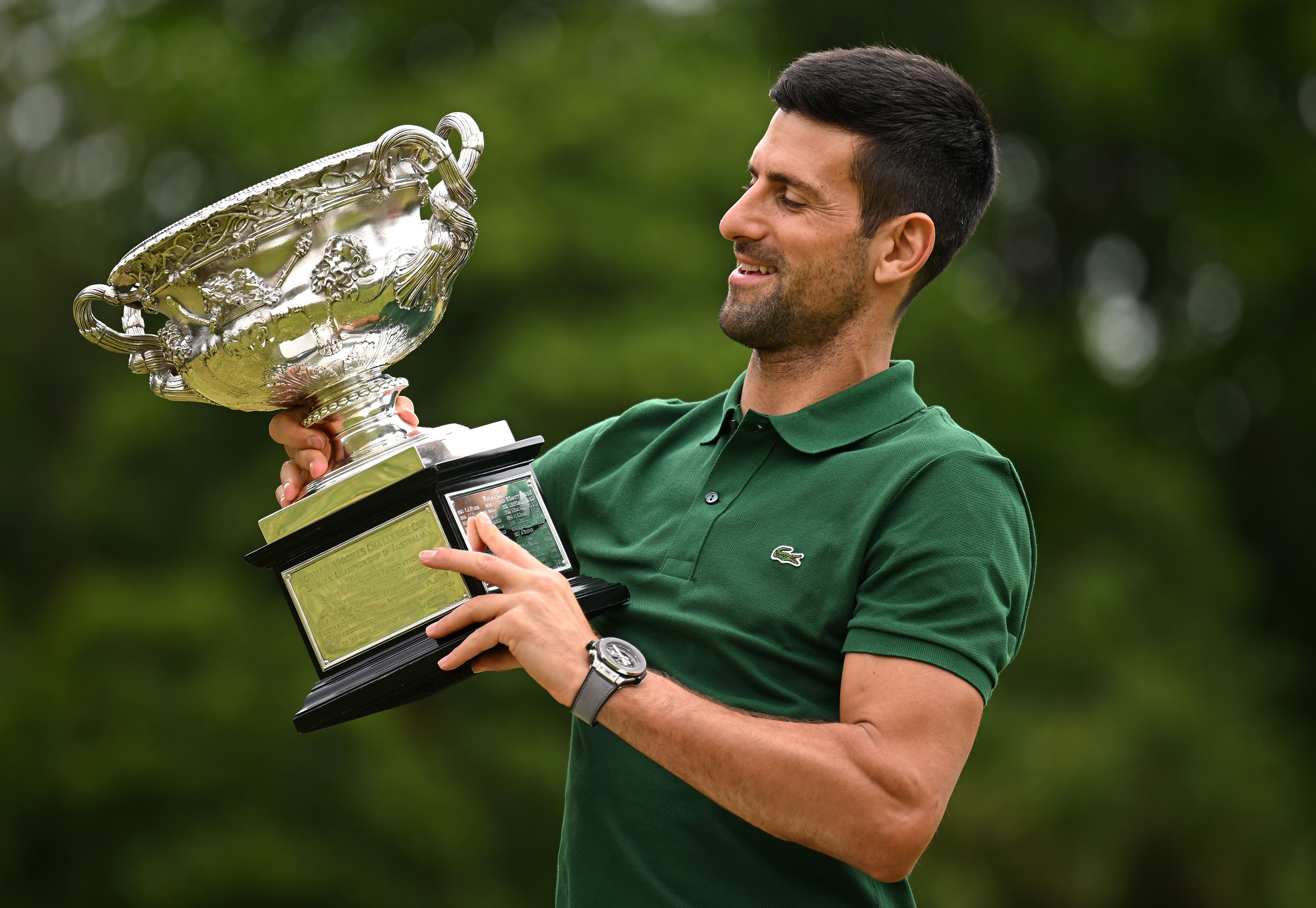 网球——澳网:焦科维奇展示男单冠军奖杯