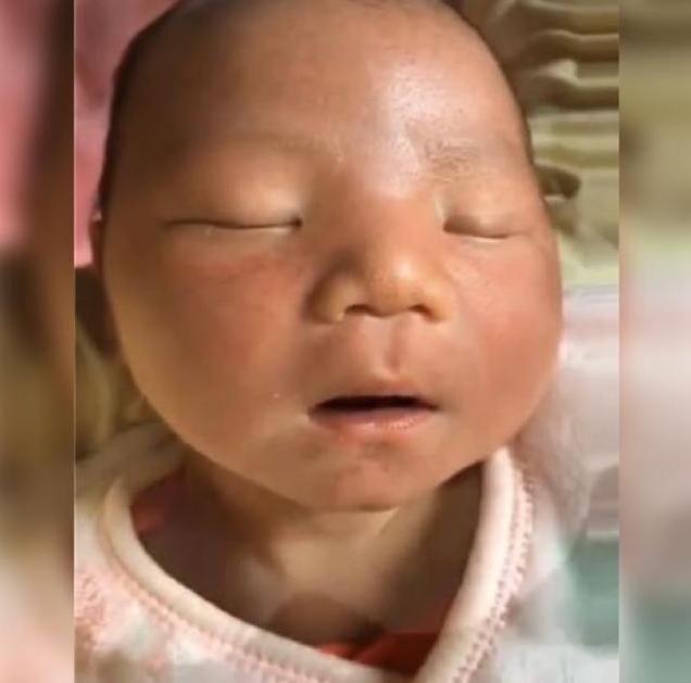 嫌弃|“黑脸宝宝”走红,出生后被全家嫌弃太丑,2个月后却逆袭成“团宠”