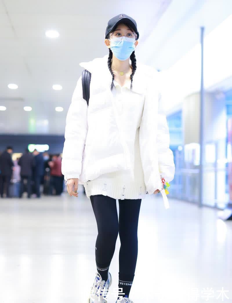 白色羽绒服怎么搭配才美呢?配运动裤舒适有型,配直筒裤很优雅