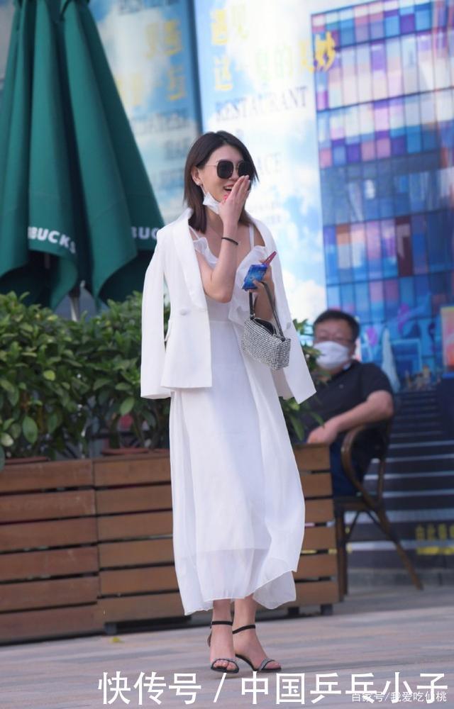 纯白色连衣裙搭配高跟凉鞋,尽显知性,知性十足