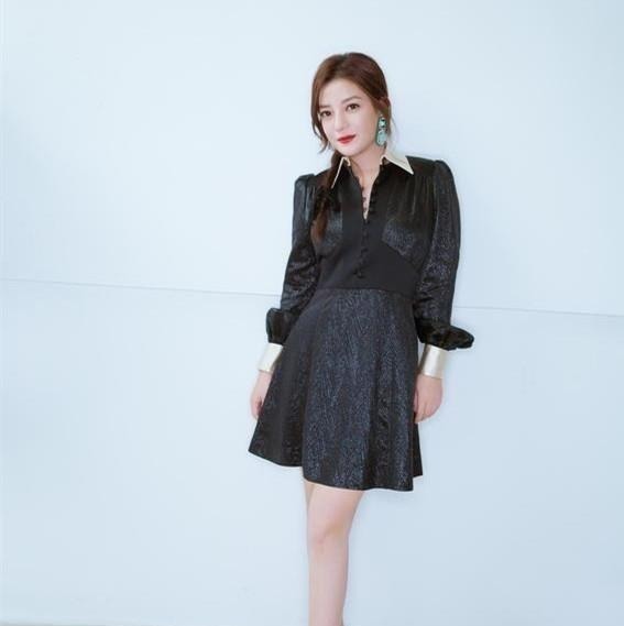 发型 女人别再披头散发了,很显老!今年流行这5款发型,时髦有气质