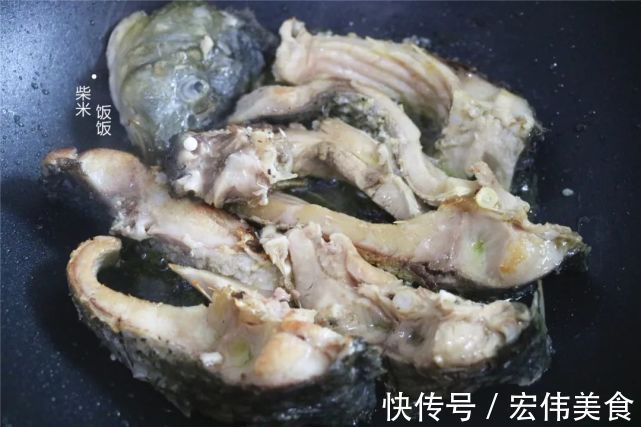 泡椒|我家吃鱼，最喜欢这懒人做法，三种食材一锅炖，出锅连汤也不剩
