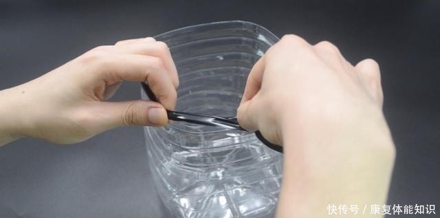 空油桶上穿2根绳子,太聪明了,解决了困扰大家的一大难题,真棒!