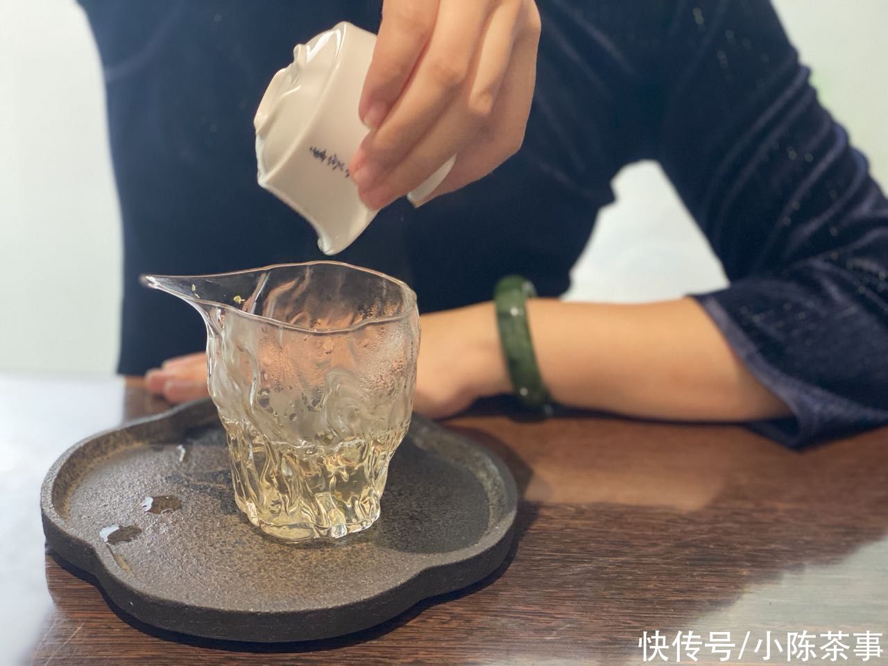 烫伤|握碗沿，注水满，开口大，这3个细节不注意，盖碗还真会烫伤手掌