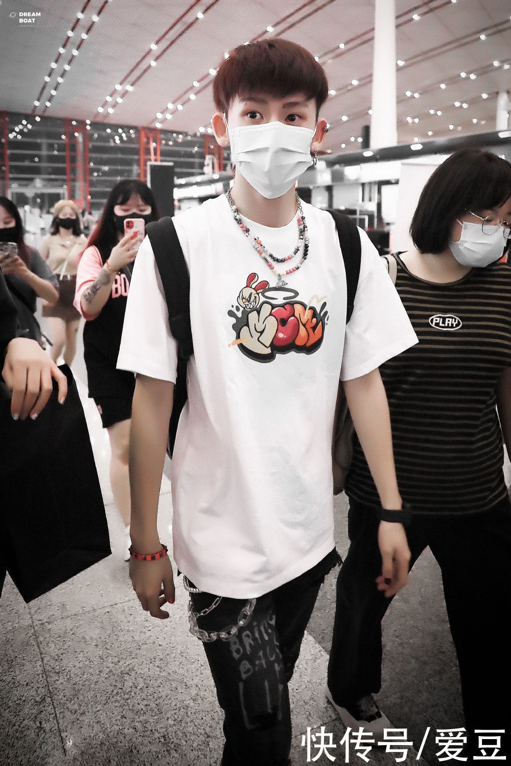 幼儿园|210708 小鬼昨晚启程前往南方录制综艺节目 是小朋友背着书包去上幼儿园吧？