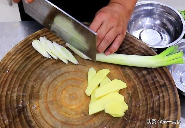 清香|五花肉别再红烧了，试试这道雪梨五花肉，肥而不腻，清香美味