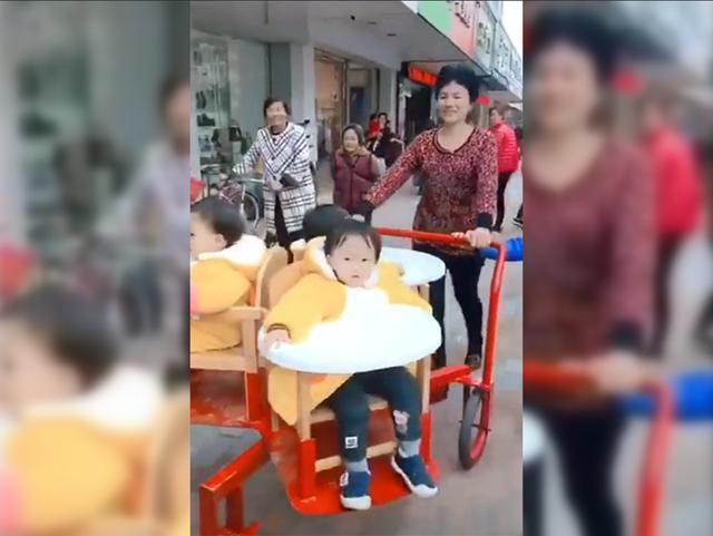 花销|家里有了三胞胎孙女后,奶奶上街的画风是这样的,网友:多幸福
