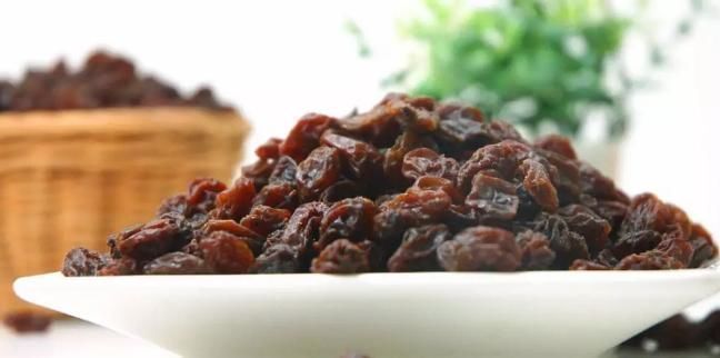 肾益肝|含铁量是葡萄的15倍！葡萄干这么吃，营养翻倍，帮你养出好气血