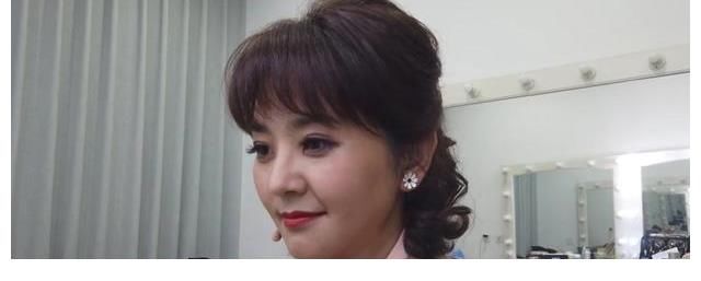 47岁方琼小区录节目！放声高歌遭居民围观，接地气被赞没明星架子