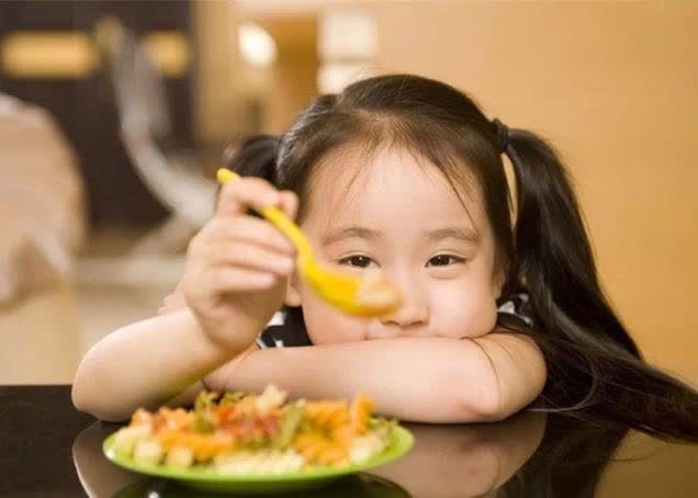 脾胃|儿科大夫:4种辅食孩子再吃,脾胃就要罢工了,易积食长得矮