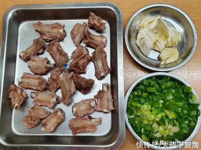 大叔|换个新口味！大叔教你盐焗排骨，外焦里嫩，香气扑鼻，超下饭